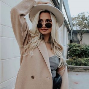 Meet your Posher, Mia